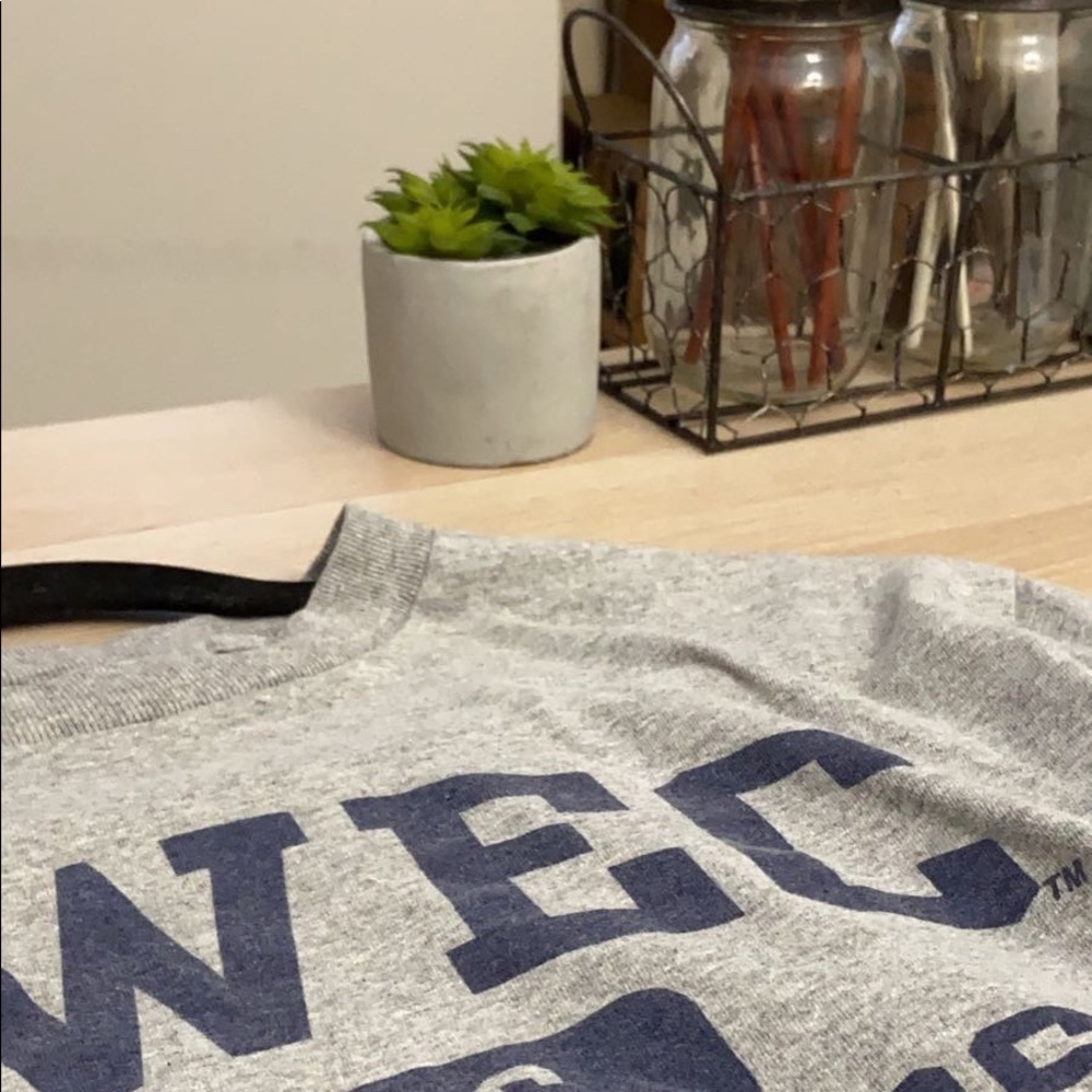 grey short sleeve t-shirt